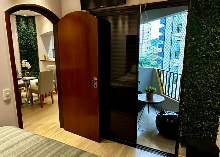 Flat Cosmopolitan Praia no Gonzaga com Varanda - Estacionamento Incluso