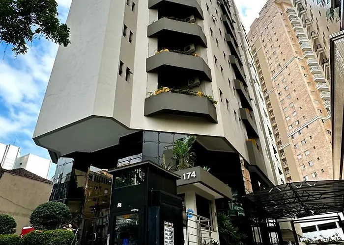 Flat Cosmopolitan Praia no Gonzaga com Varanda - Estacionamento Incluso