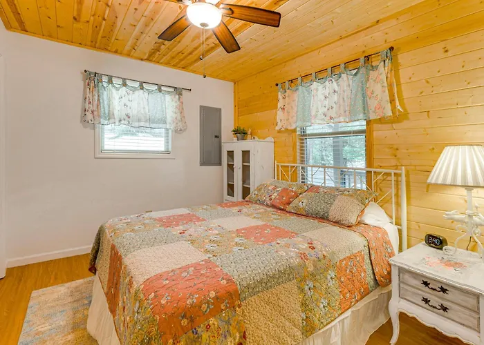 Scenic Murphy Escape With Hot Tub & Fire Pit!