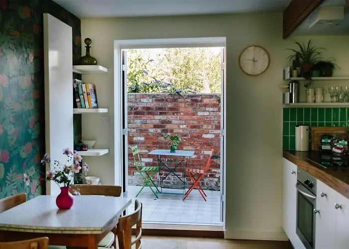 Cute 1 Bed Townhouse In Jericho
