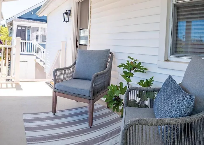 Seaside Bliss In The Gardens, Oc