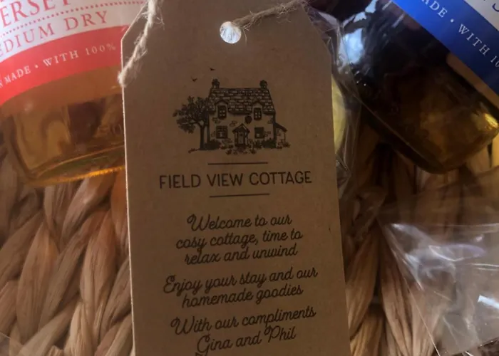 Field View Cottage Hottub, Dog Friendly Great View