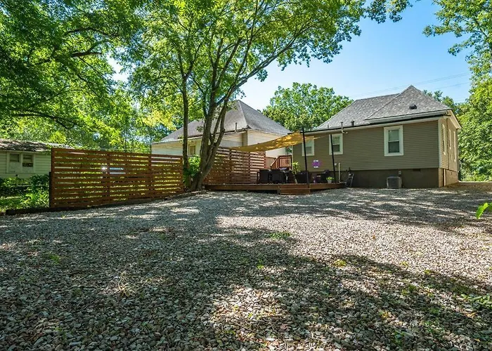 Vineyard Cottage-Pet Friendly & Walk To Oaklawn!