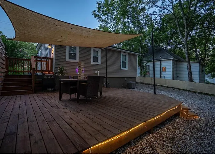 Vineyard Cottage-Pet Friendly & Walk To Oaklawn!