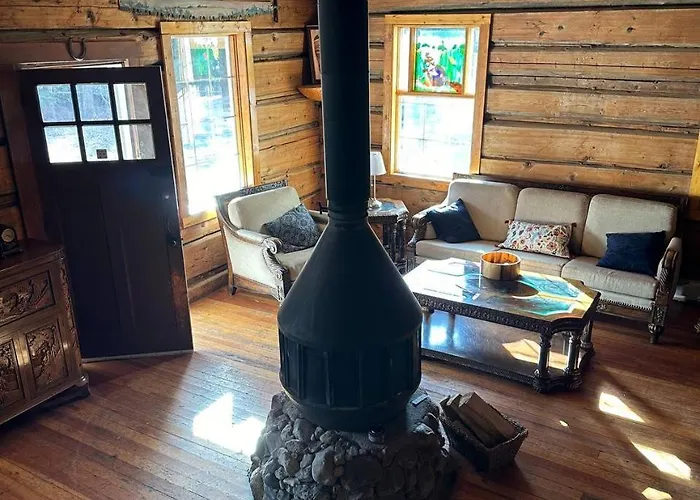 Rustic Beaverfoot Lodge Room N10