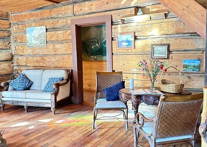 Rustic Beaverfoot Lodge Room N10