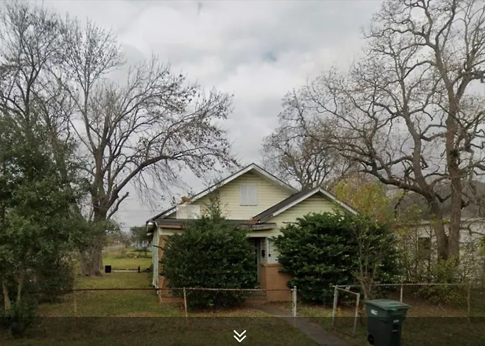 3 Bedroom Retreat With Modern Comforts And Local Charm