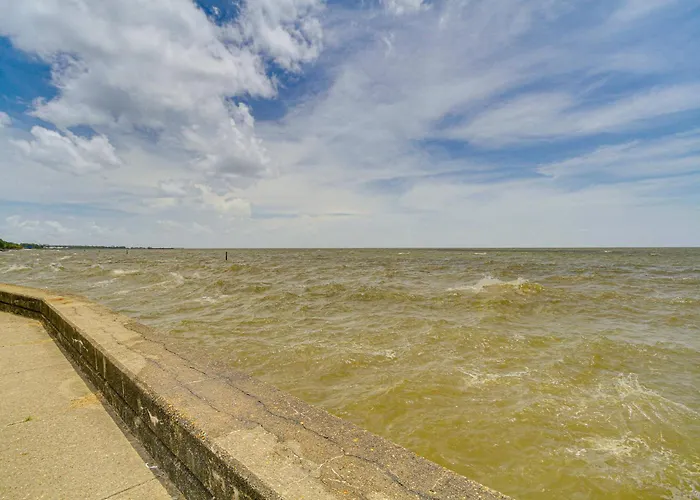 Eclectic Mandeville Home: Walk To Lakefront Park