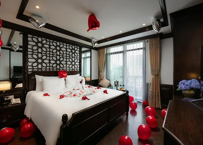 May De Ville Crown Hotel