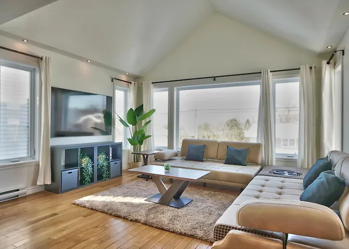 Dynamite 2-Bedroom House, Garage, Sleeps 6