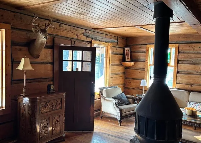 Rustic Beaverfoot Lodge Room N5