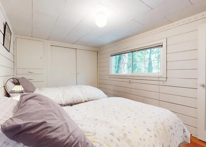 Walk To Town! Dog-Friendly Quincy Getaway W/ Deck