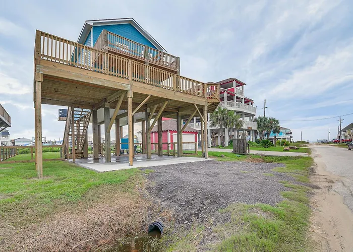 Walk To Gulf: Ocean-View Home In Crystal Beach!