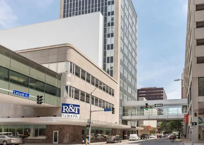 Large 1 Bed Apt In The Heart Of Downtown