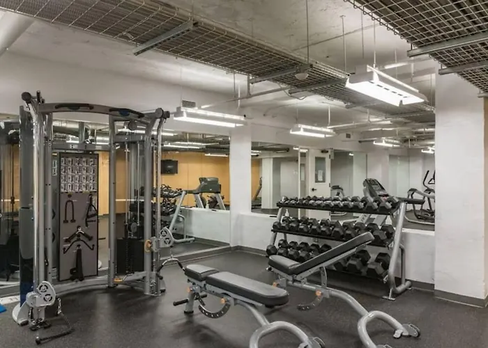 Large 1 Bed Apt In The Heart Of Downtown