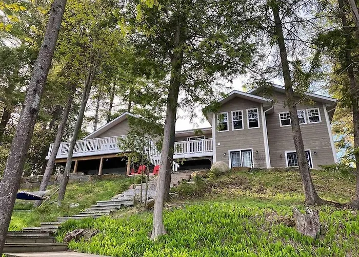 Stunning All-Seasons Muskoka Lakefront Cottage