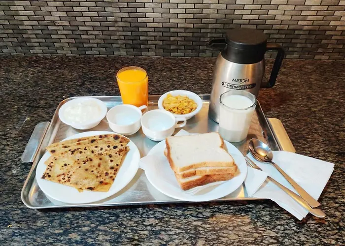 Goroomgo Vinayak Mall Road Lake View Nainital - Luxury Room - Best Hotel In Nainital