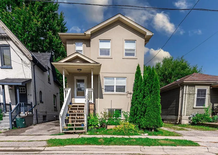 Elegant & Private Apartment - Short Walk From Downtown