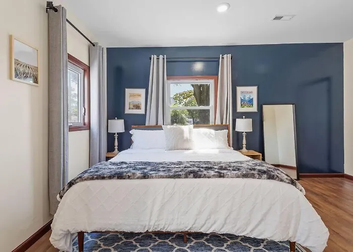 Renovated Ranch Style 6Br 4Ba Duplex Beach House