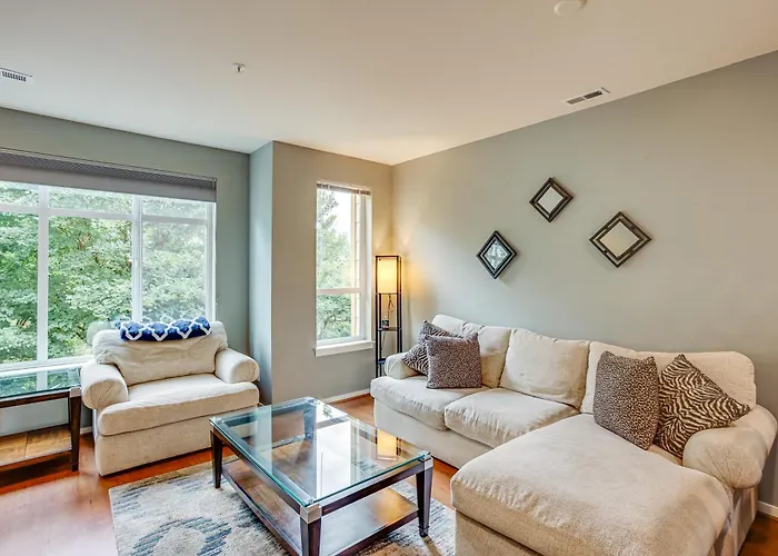 Walk To Local Shops & Eats! Quaint Issaquah Home