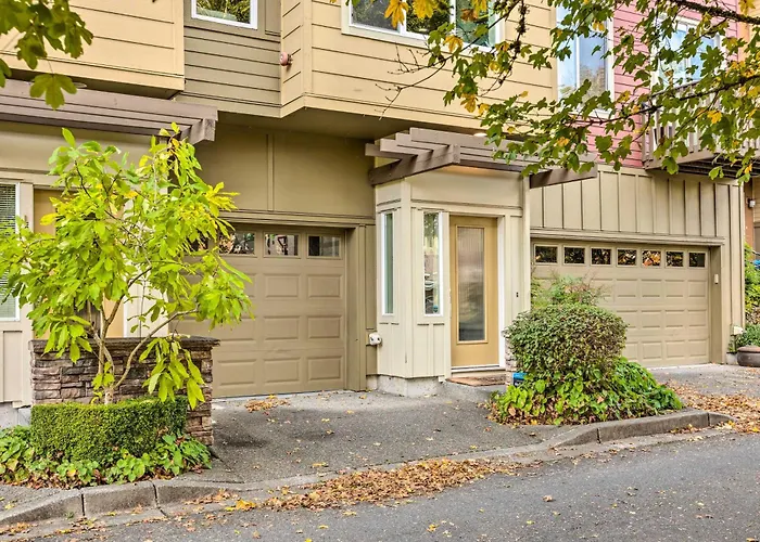 Walk To Local Shops & Eats! Quaint Issaquah Home