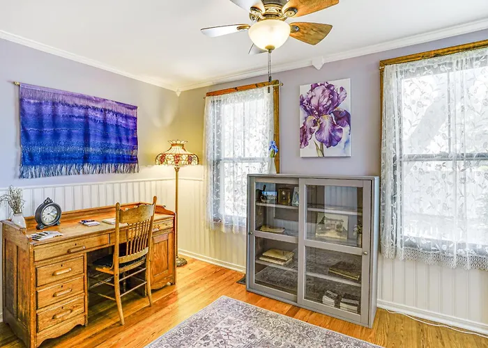 Granbury Home W/ Fire Pit, Walk To The Square!