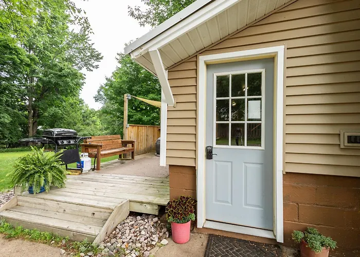 Spacious & Updated Mqt Home - Hottub - Backyard