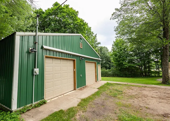 Spacious & Updated Mqt Home - Hottub - Backyard