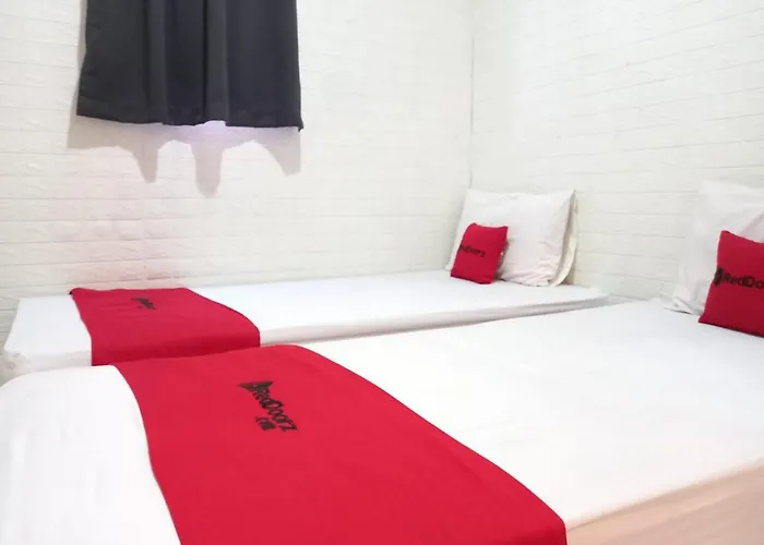 Reddoorz At Luxury Homestay Near Aloha Waru Surabaya