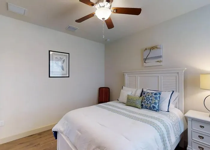 6 Bed, 4 Bath Perfect For Group Or Large Family