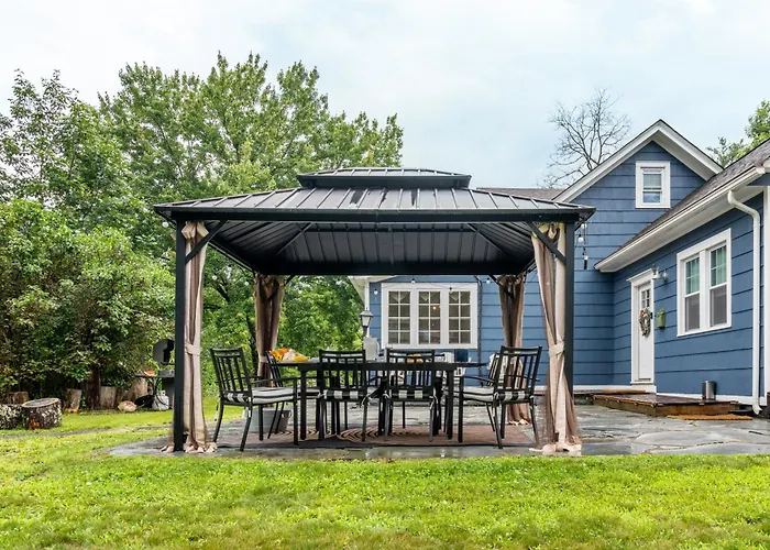 1890 Capecod Farmhouse:Charming, Private, Spacious