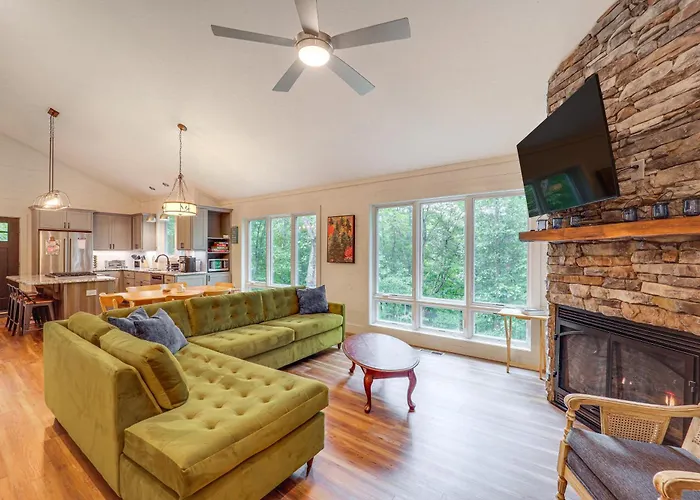 Pet-Friendly West Jefferson Home W/ River View!