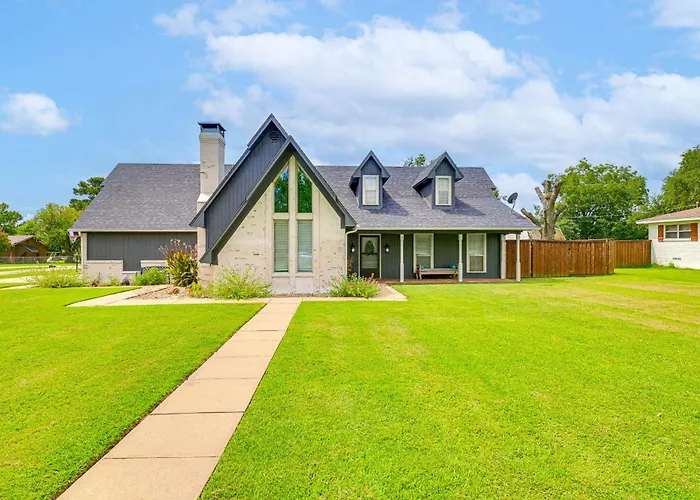 Fire Pit + Sauna: Spacious Lake Texoma Retreat!