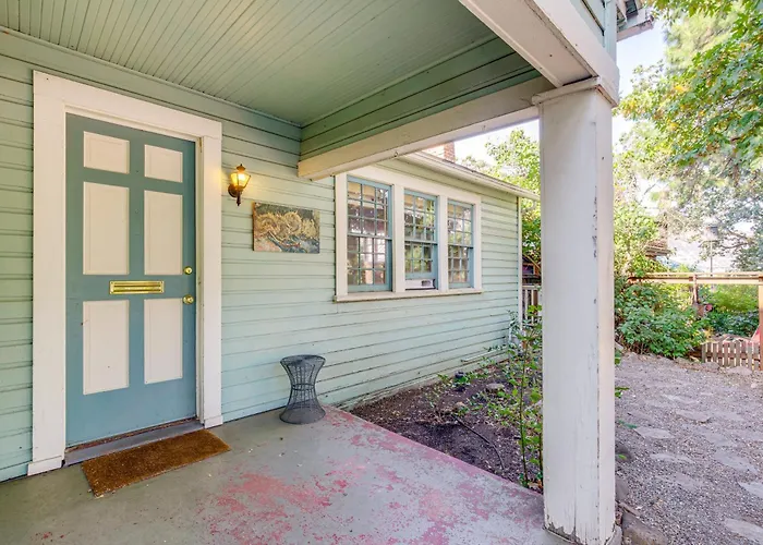 Dog-Friendly 'Columbia Cottage' In Hood River!