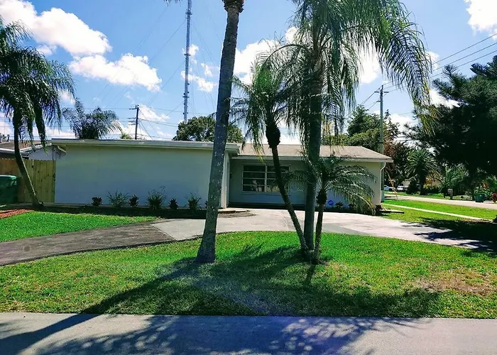 Amazing 5 Bedroom Pool Home - Minimum 28 Days Stay Only Great Location!
