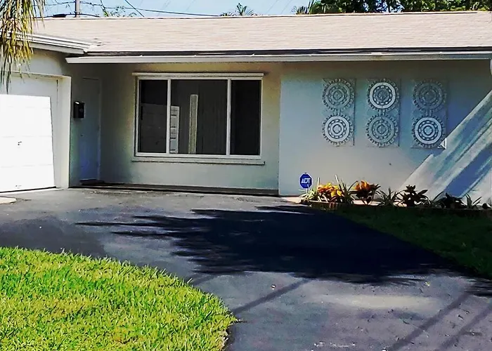 Amazing 5 Bedroom Pool Home - Minimum 28 Days Stay Only Great Location!