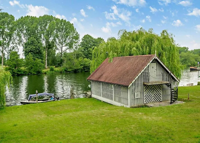 Luxurious 5 Bedroom House In Cookham Near Marlow