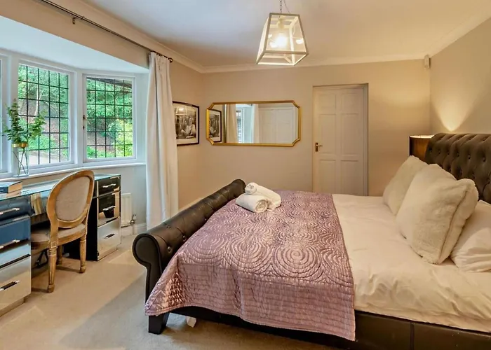 Luxurious 5 Bedroom House In Cookham Near Marlow