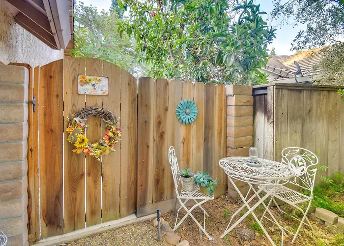 1 Mi To Applegate Park Zoo: Pet-Friendly Home
