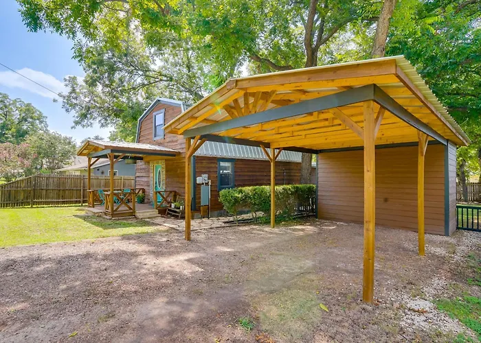 Pet-Friendly Granbury Home W/ Yard, Near Downtown!