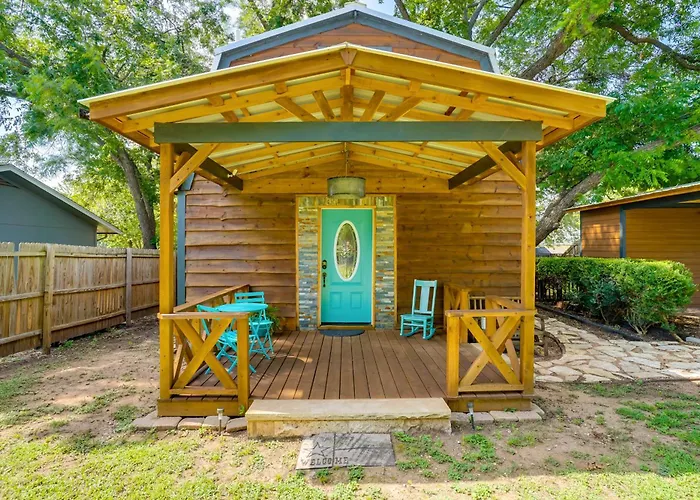 Pet-Friendly Granbury Home W/ Yard, Near Downtown!