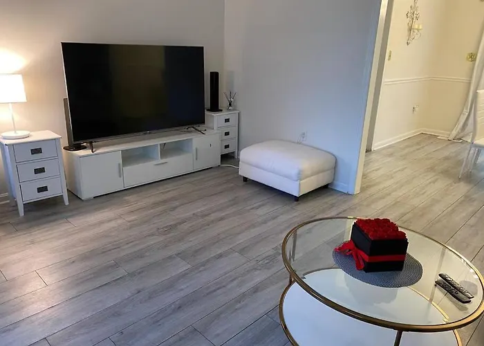 5 Bedrooms, 7 Beds, Free Parking, Private Entry,