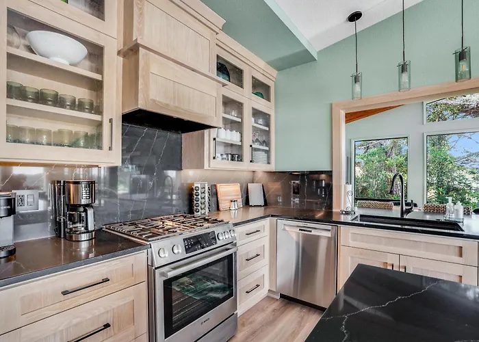 Riverfront! Family Friendly, Hot Tub, Fire Pit, Ev