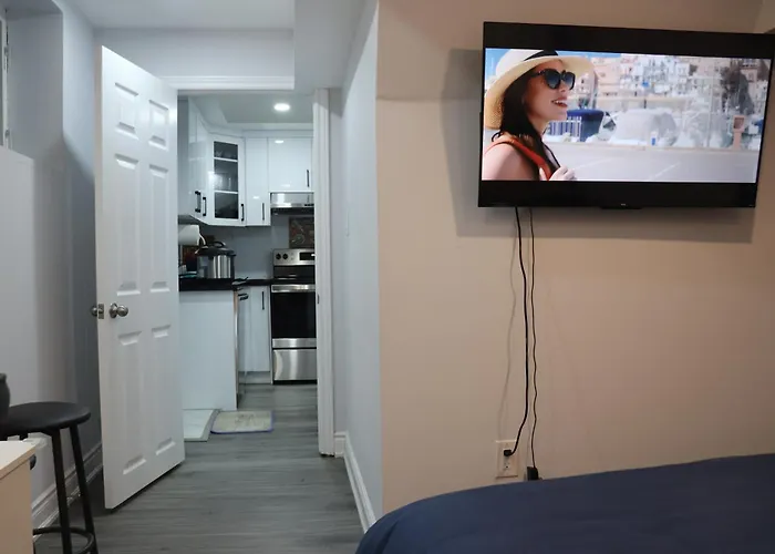 Garden 2 Bedroom Apt - Free Parking Wifi Laundry Workstation