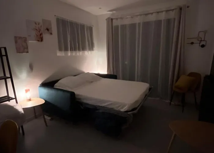 Chambre indépendante RDC avec SdB, WC et parking