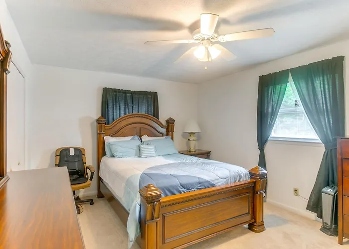 Cozy Waycross House W/ Yard & Screened Patio!
