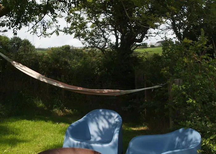 Luxury Shepherd'S Hut On Meadow With Outdoor Bath In Mid Cornwall