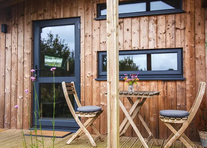 Luxury Glamping Cabin With Outdoor Bath On Cornish Meadow
