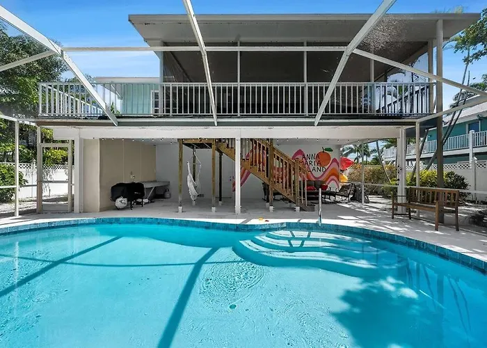 Isla Living, 3 Bed, Canal, Pool
