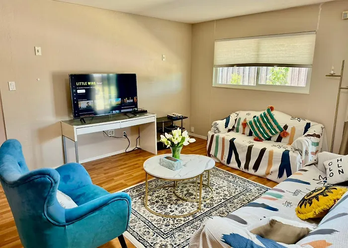 Chic Home With Expansive Backyard- Duplex Back Unit